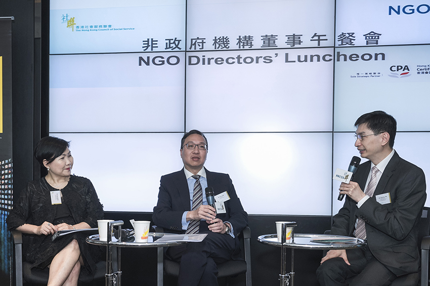 消費者委員會總幹事黃鳳嫺女士(左)及主席林定國資深大律師(中)，和社聯總裁蔡海偉先生(右)分享他們在機構管治的經驗及心得。