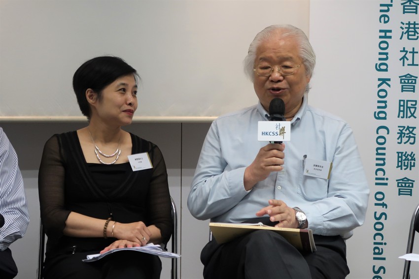 扶康会的陈雪湄女士（左）与香港复康会的游宝荣先生分享各自机构怎样透过在年报「说故事」打动持分者及公众。