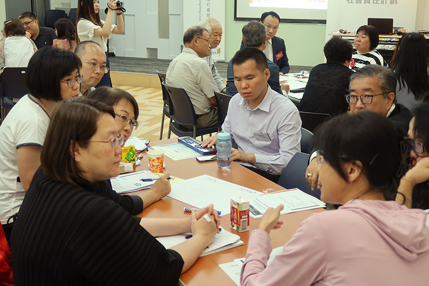 Participants discussed the pros and cons of “top-down” and “bottom-up” approaches of budgeting in groups.