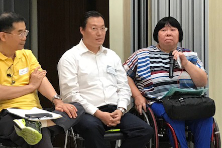 香港伤残青年协会的崔玉梅女士(右)分享机构如何筹划接班