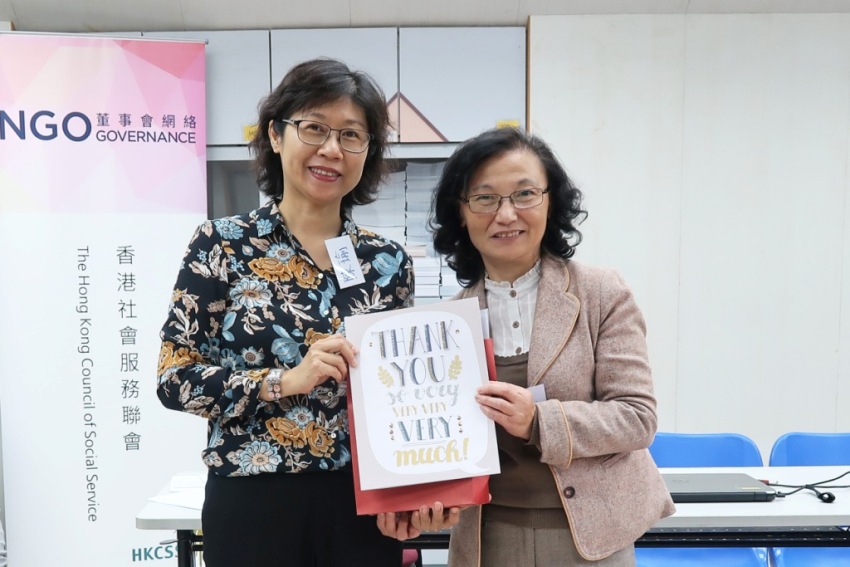 Dr Chan Yu (left), facilitating the workshops for a second time, accepting souvenir from the representative of the participants, Mrs. Tang, Chairperson of the Parents’ Association of Pre-School Handicapped Children.