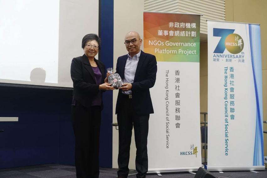 社聯業務總監（業界發展）馮一柱博士（右）向香港特許秘書公會專業發展委員會委員盧綺霞女士FCIS FCS(PE)致送紀念品。