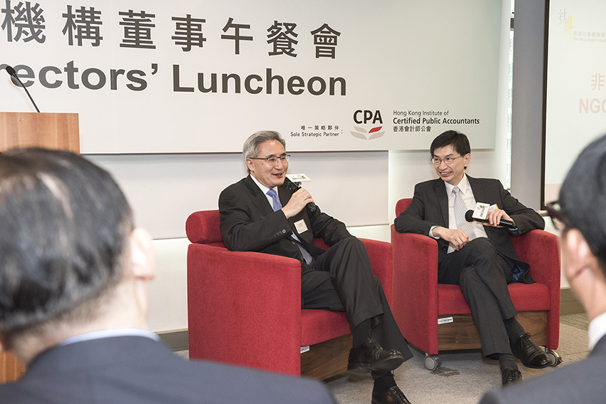 问答环节由社联行政总裁蔡海伟先生(右)主持。孙先生逐一响应参加者提问。