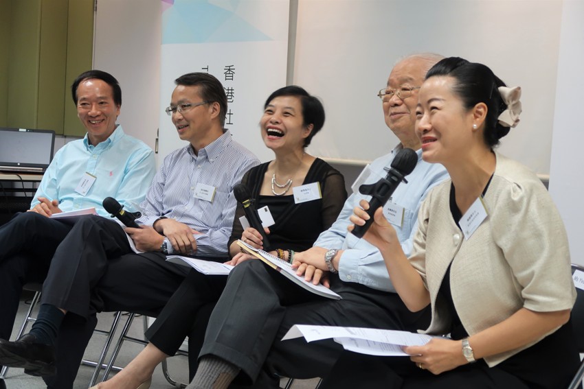 讨论环节由杨建霞女士主持，一众嘉宾深入讨论非政府机构编制年报的目的与用途。