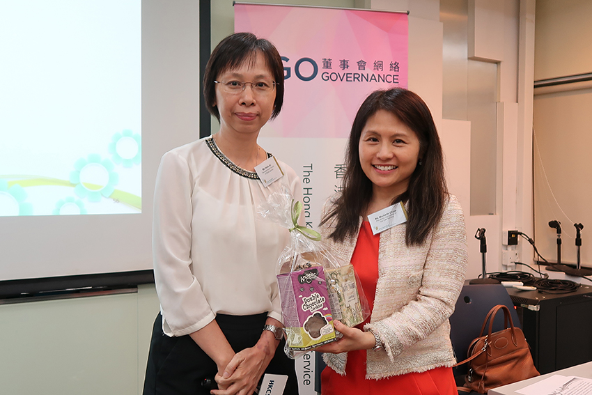 Project Director Ms Stella Ho presented souvenir to Ms Michelle Chow.