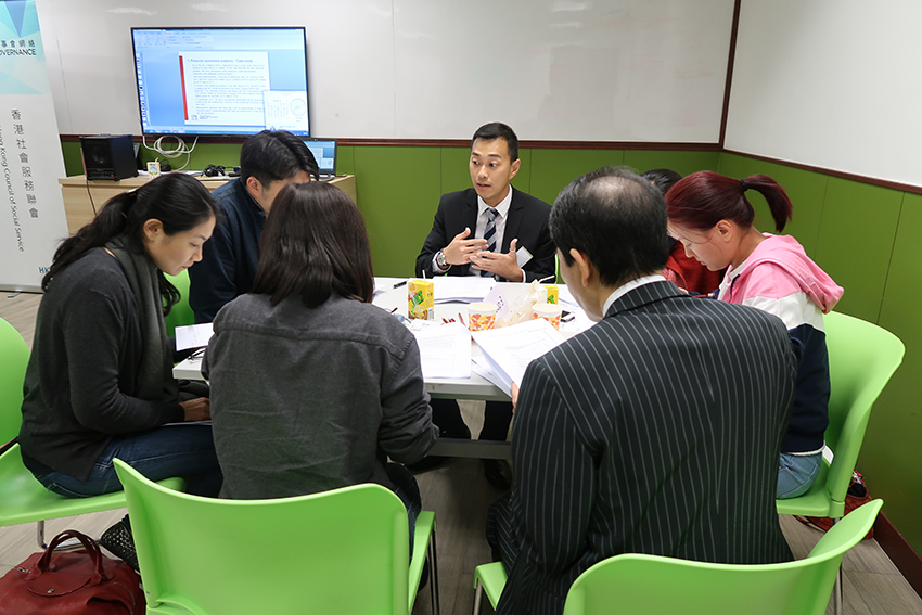 香港会计师公会的会计师大使与小组组员讨论财务管治理念。