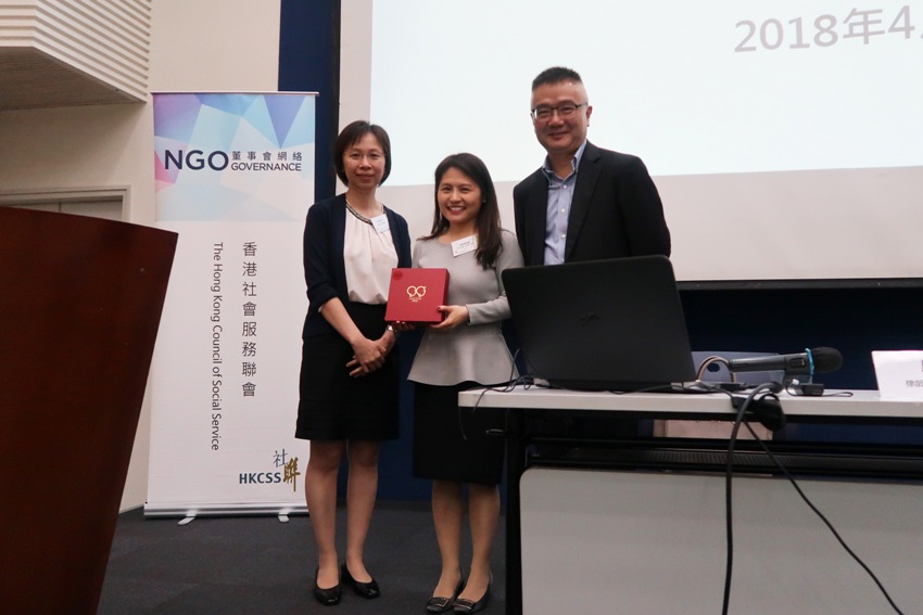 Ms Michelle Chow (middle), member of the Pro Bono Committee of the Law Society of Hong Kong accepting souvenir from the representatives of HKCSS, Mr Cliff Choi (right), Business Director of HKCSS and Ms Stella Ho (left), Project Director of NGO Governance Platform Project of HKCSS.