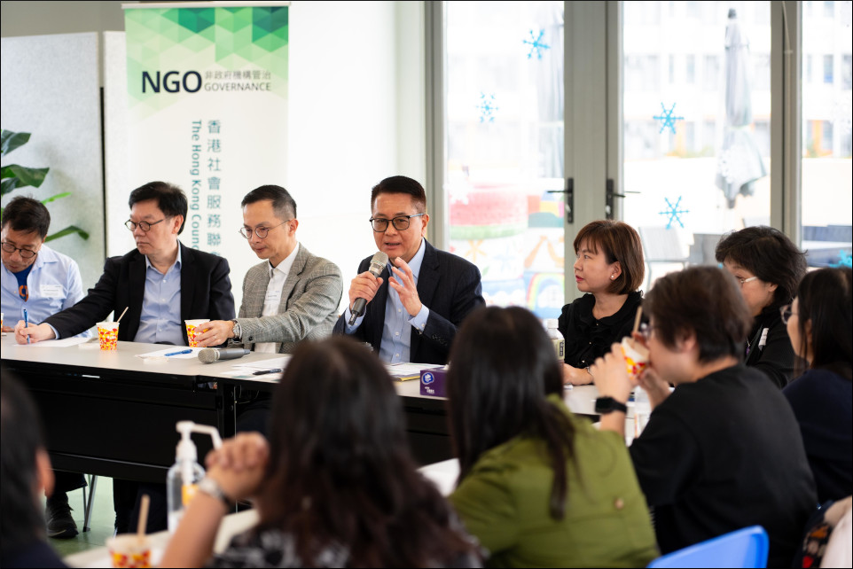 Mr. Ng Hoi Fu, Terry, Deputy Chief Executive Officer, Pok Oi Hospital, Board Office (left four) shared the challenges and experience of the project of KHW Village.