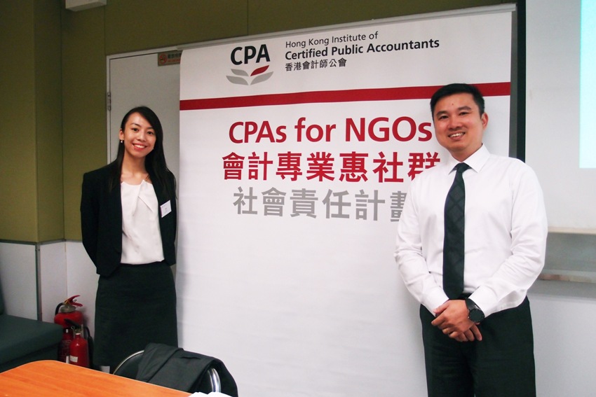 Mr David Samy (right) and Ms Vivian Tse (left), representatives of “CPAs for NGOs” social responsibility programme of The Hong Kong Institute of CPAs (HKICPA) shared the definition of reserves, considerations of reserve policy and planning, and good practices. 